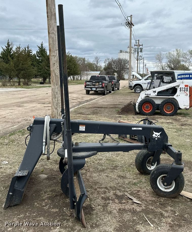 image for item KL9199 2010 Bobcat MI Grader 84  skid steer grader