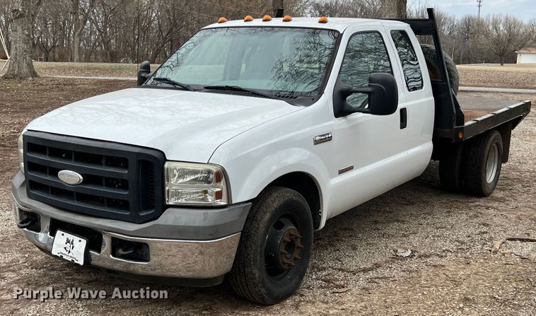 image for item KR9538 2007 Ford F350 Super Duty XL  SuperCab flatbed pickup truck