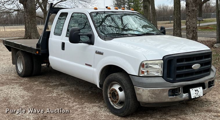 image for item KR9538 2007 Ford F350 Super Duty XL  SuperCab flatbed pickup truck