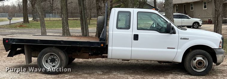 image for item KR9538 2007 Ford F350 Super Duty XL  SuperCab flatbed pickup truck
