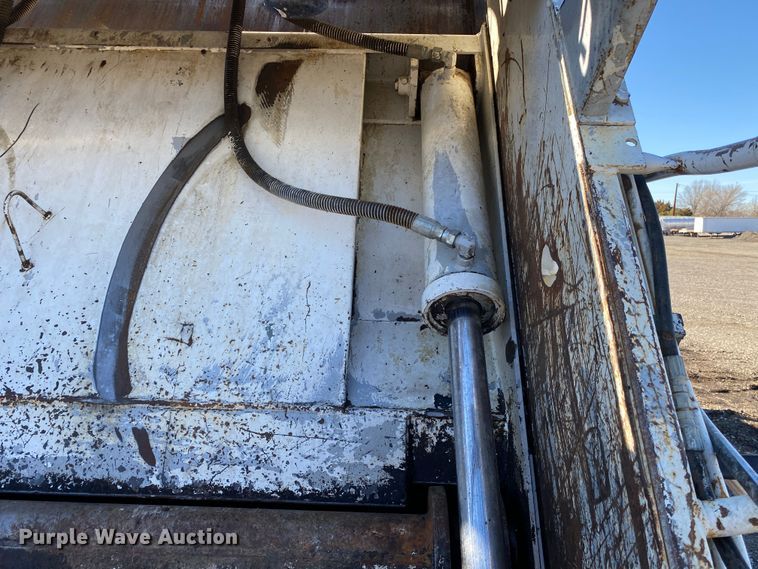 image for item KW9001 2007 Freightliner Business Class M2  refuse truck