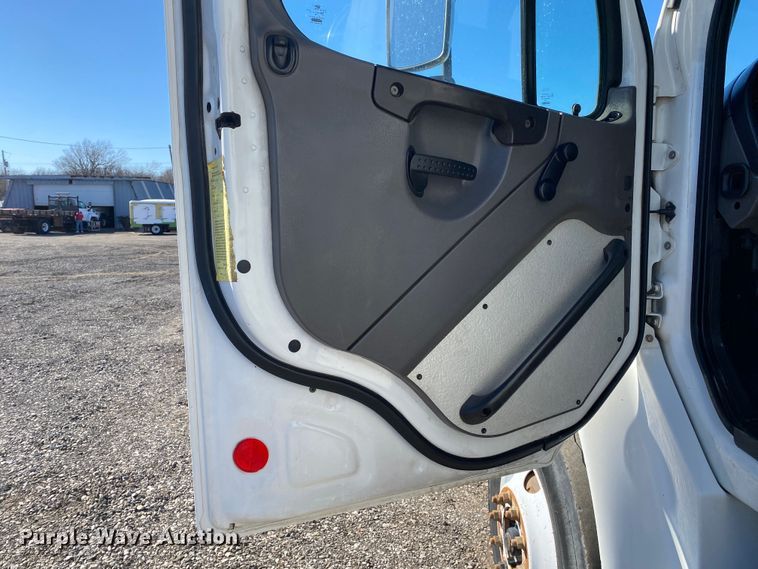 image for item KW9001 2007 Freightliner Business Class M2  refuse truck