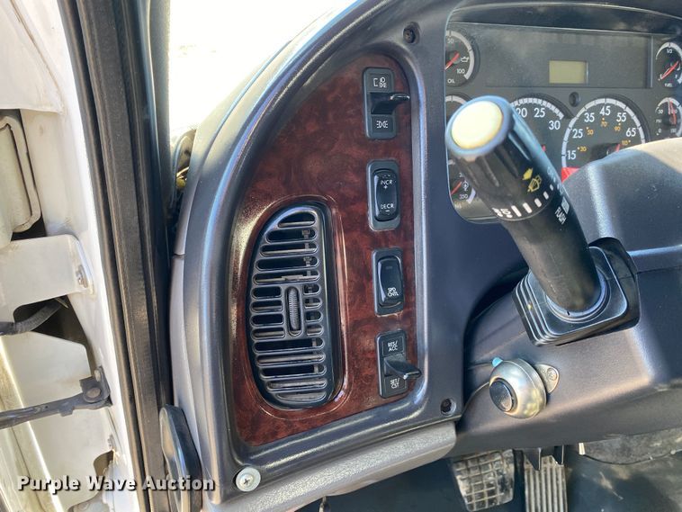 image for item KW9001 2007 Freightliner Business Class M2  refuse truck