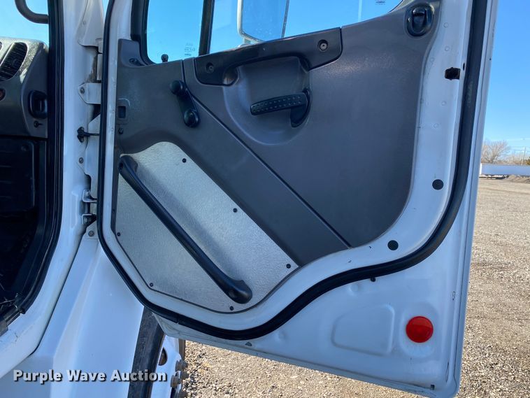 image for item KW9001 2007 Freightliner Business Class M2  refuse truck