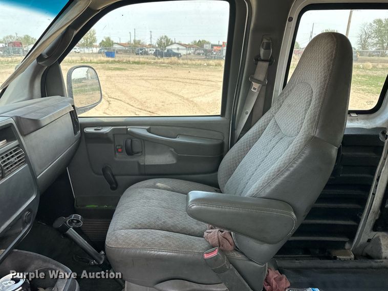 image for item KX9008 2007 Chevrolet Express 2500  van