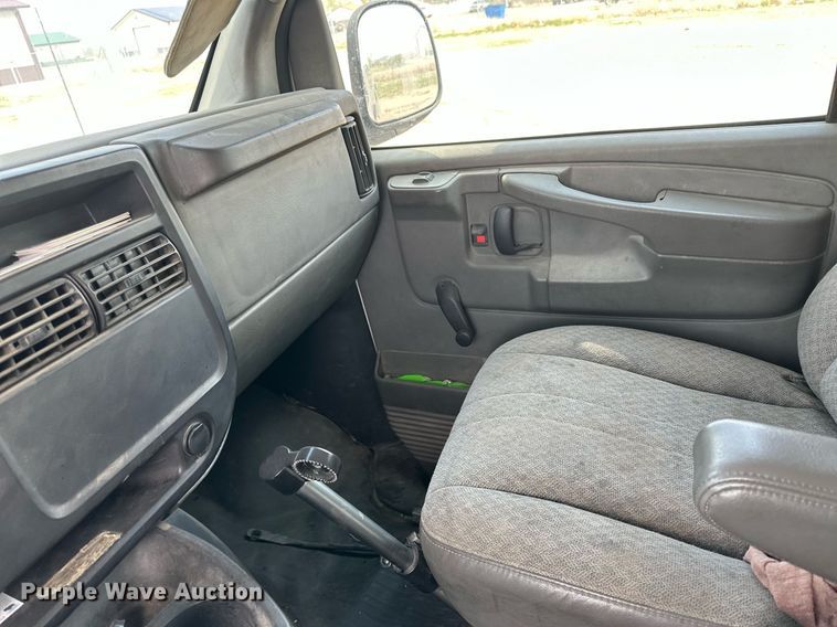 image for item KX9008 2007 Chevrolet Express 2500  van