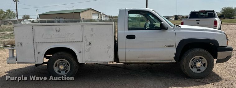 image for item KX9009 2003 Chevrolet Silverado 2500  utility bed pickup truck