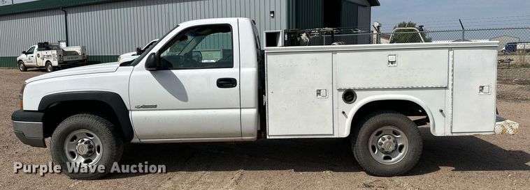 image for item KX9009 2003 Chevrolet Silverado 2500  utility bed pickup truck