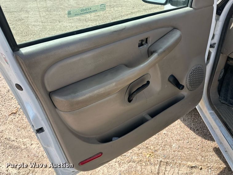 image for item KX9009 2003 Chevrolet Silverado 2500  utility bed pickup truck