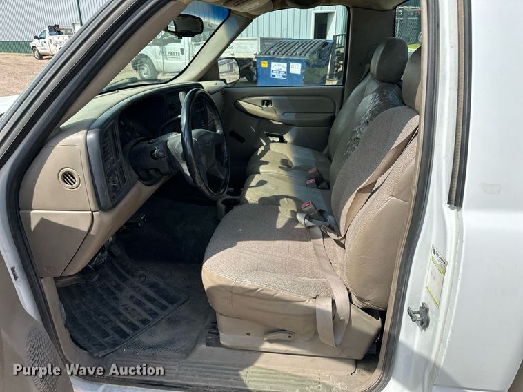 image for item KX9009 2003 Chevrolet Silverado 2500  utility bed pickup truck