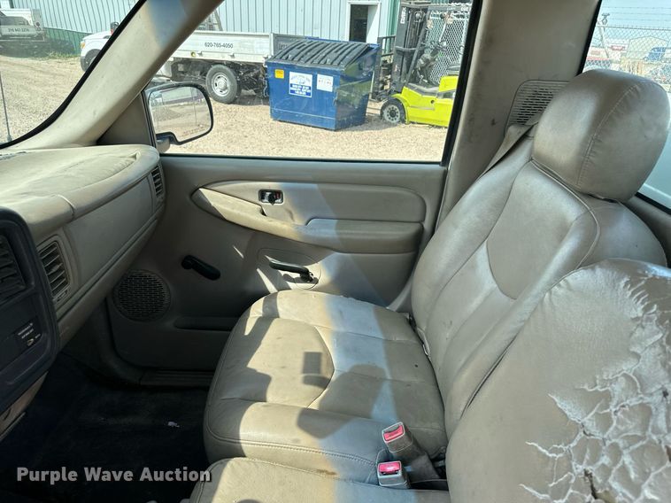 image for item KX9009 2003 Chevrolet Silverado 2500  utility bed pickup truck