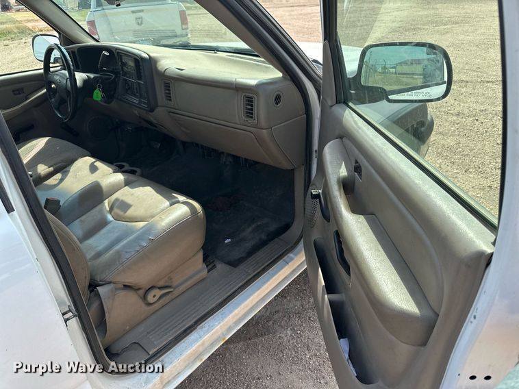 image for item KX9009 2003 Chevrolet Silverado 2500  utility bed pickup truck