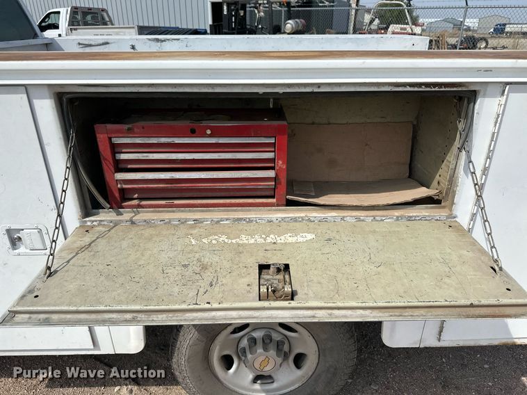 image for item KX9009 2003 Chevrolet Silverado 2500  utility bed pickup truck