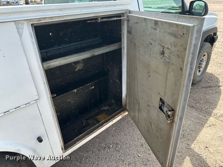 image for item KX9009 2003 Chevrolet Silverado 2500  utility bed pickup truck