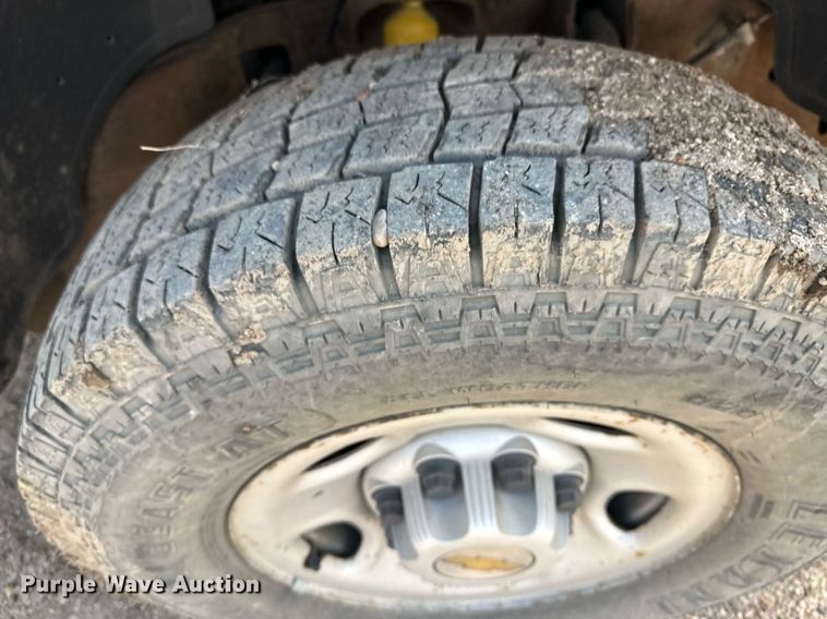 image for item KX9009 2003 Chevrolet Silverado 2500  utility bed pickup truck