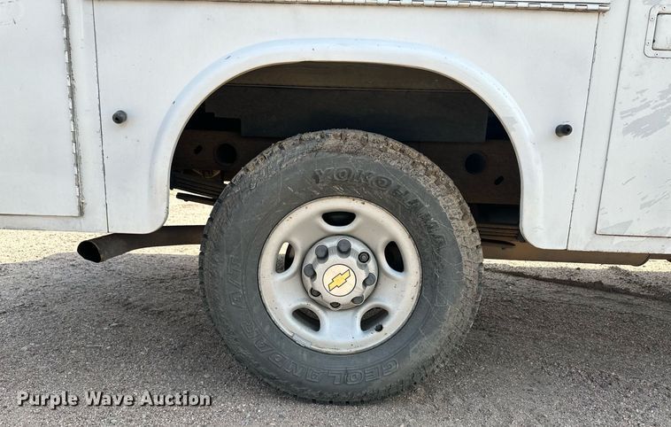 image for item KX9009 2003 Chevrolet Silverado 2500  utility bed pickup truck