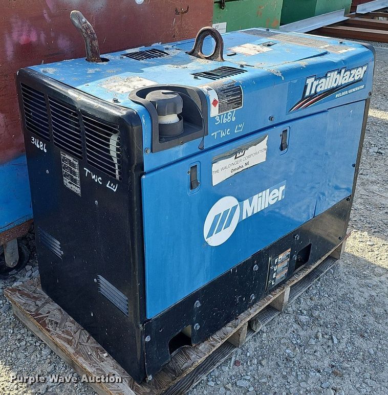 image for item LE9385 Miller Trailblazer 325 EFI  welder/generator