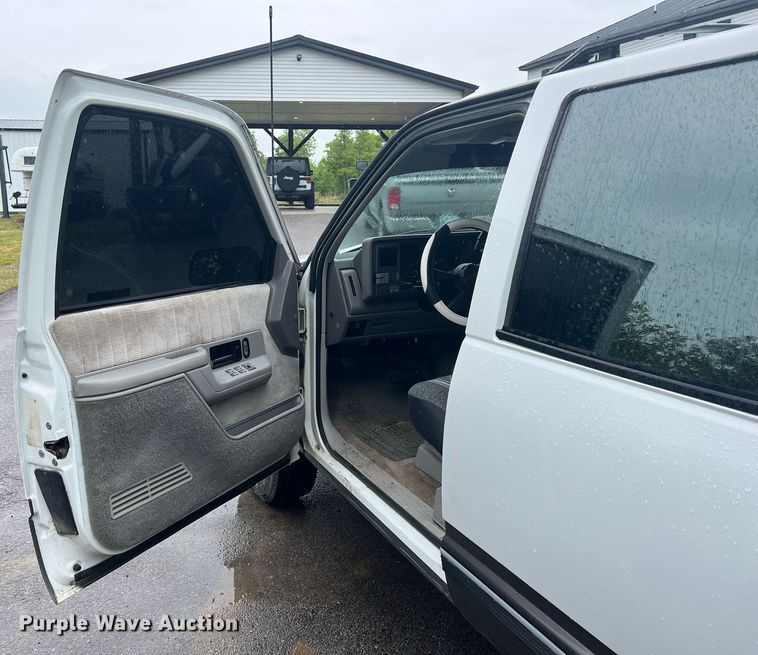 image for item LG9074 1993 Chevrolet Suburban K1500 SUV