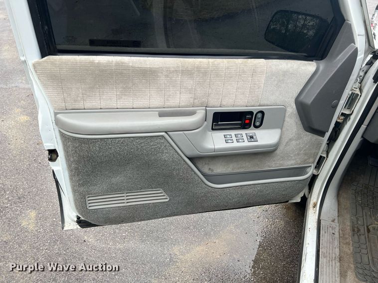 image for item LG9074 1993 Chevrolet Suburban K1500 SUV