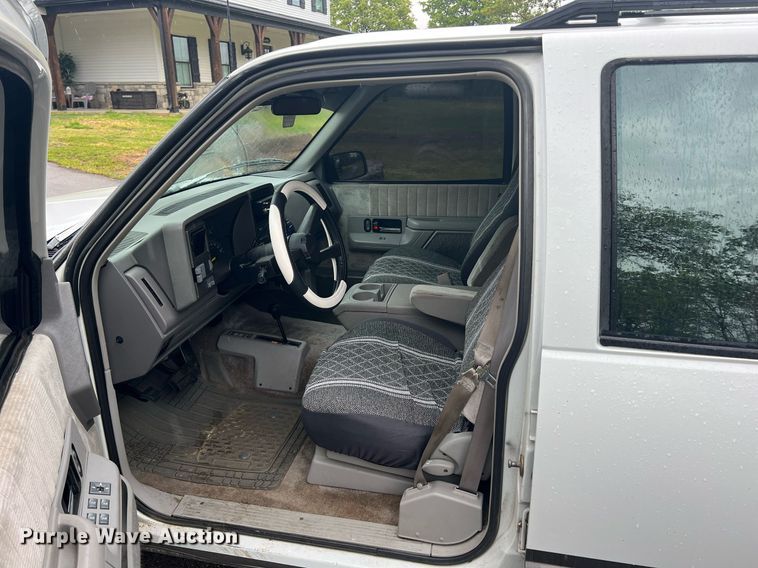 image for item LG9074 1993 Chevrolet Suburban K1500 SUV