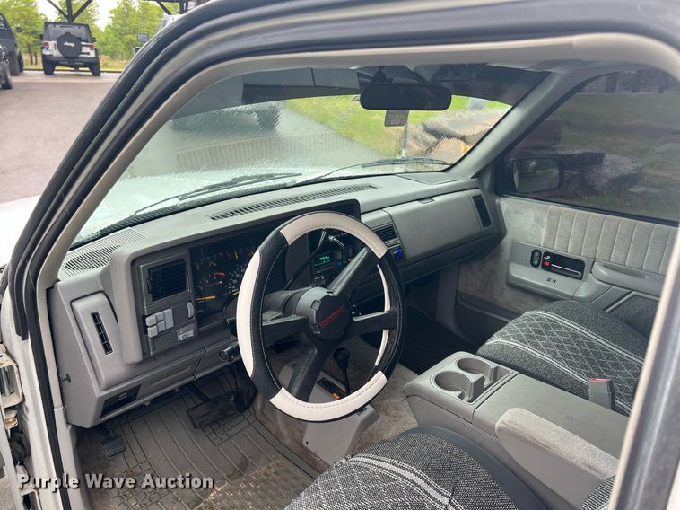 image for item LG9074 1993 Chevrolet Suburban K1500 SUV