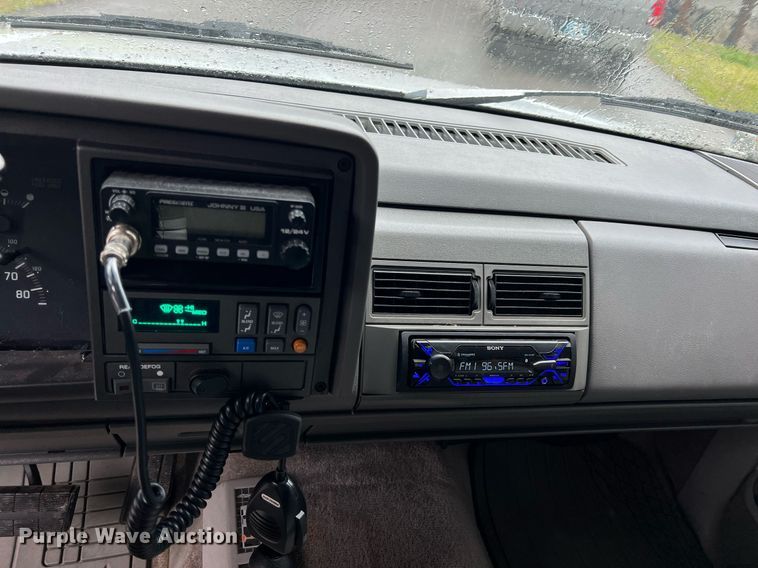 image for item LG9074 1993 Chevrolet Suburban K1500 SUV