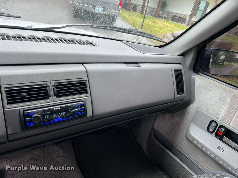 image for item LG9074 1993 Chevrolet Suburban K1500 SUV