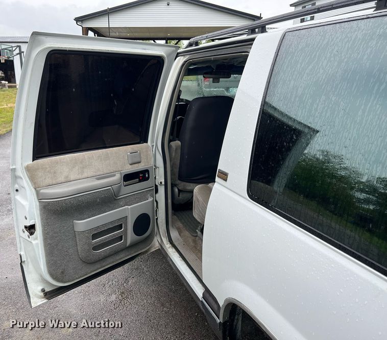 image for item LG9074 1993 Chevrolet Suburban K1500 SUV