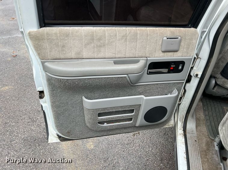 image for item LG9074 1993 Chevrolet Suburban K1500 SUV