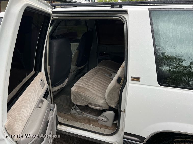 image for item LG9074 1993 Chevrolet Suburban K1500 SUV