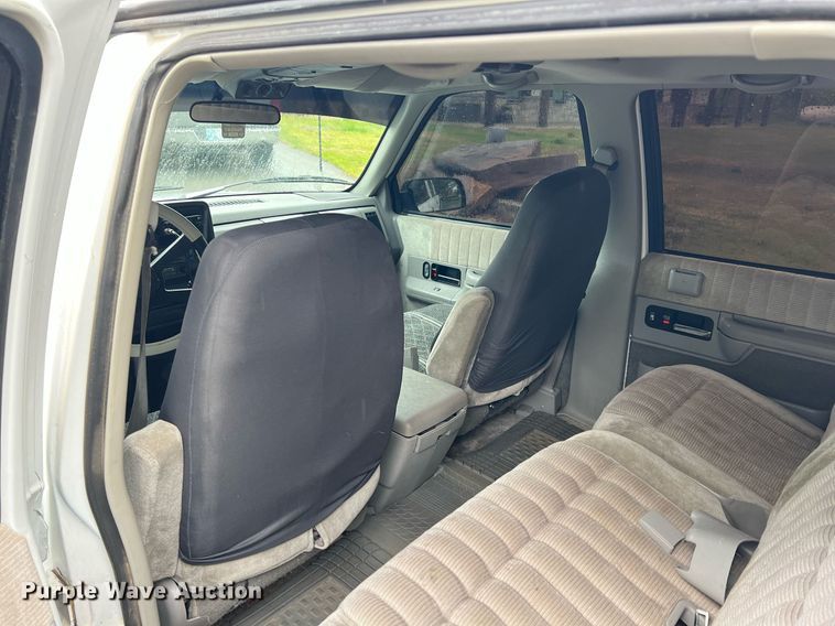 image for item LG9074 1993 Chevrolet Suburban K1500 SUV