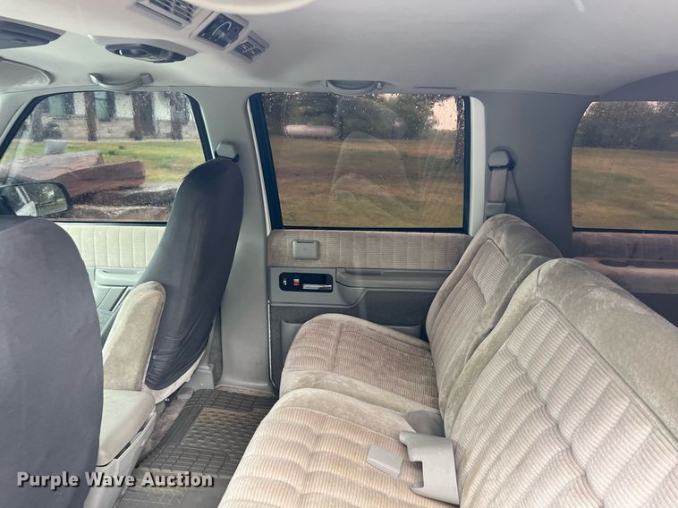 image for item LG9074 1993 Chevrolet Suburban K1500 SUV