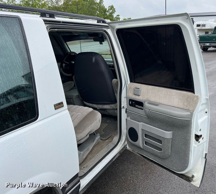 image for item LG9074 1993 Chevrolet Suburban K1500 SUV
