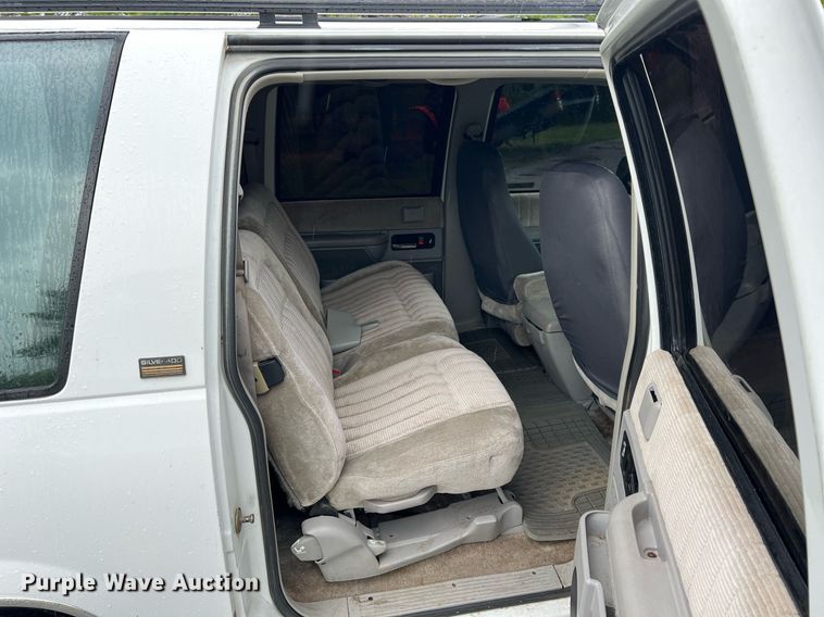 image for item LG9074 1993 Chevrolet Suburban K1500 SUV