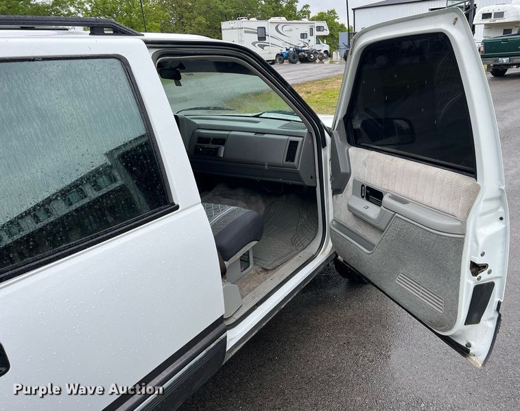 image for item LG9074 1993 Chevrolet Suburban K1500 SUV