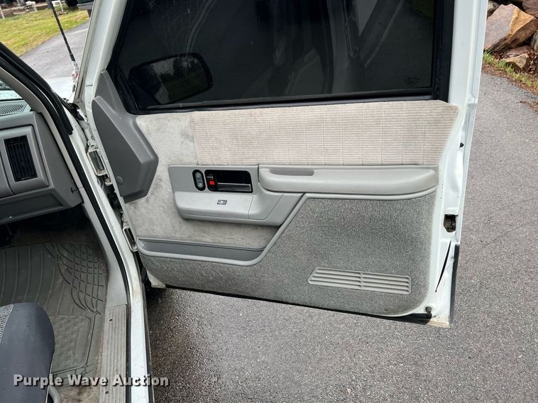 image for item LG9074 1993 Chevrolet Suburban K1500 SUV