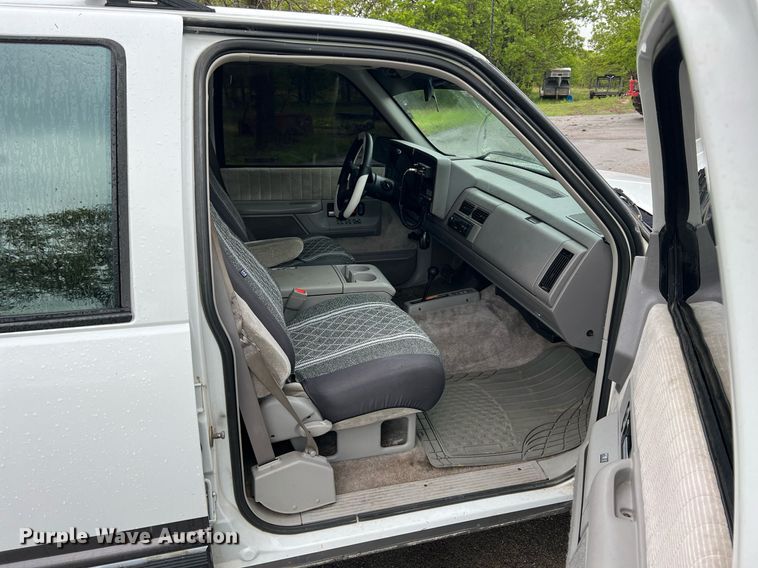 image for item LG9074 1993 Chevrolet Suburban K1500 SUV