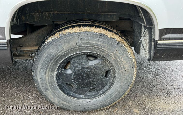 image for item LG9074 1993 Chevrolet Suburban K1500 SUV