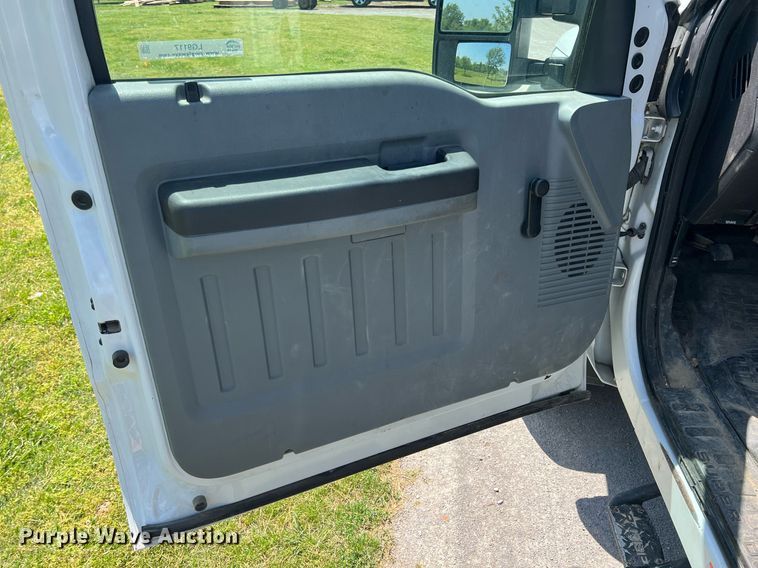 image for item LG9117 2011 Ford F550 Super Duty  flatbed truck