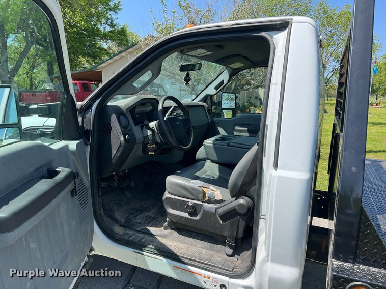 image for item LG9117 2011 Ford F550 Super Duty  flatbed truck