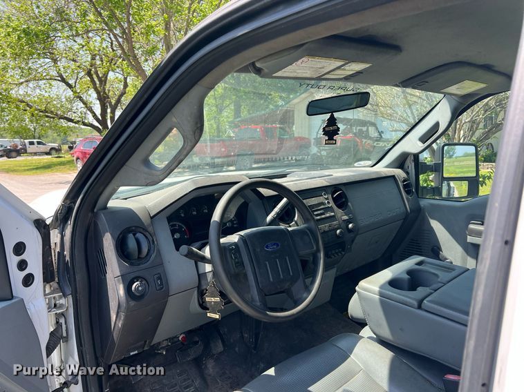 image for item LG9117 2011 Ford F550 Super Duty  flatbed truck