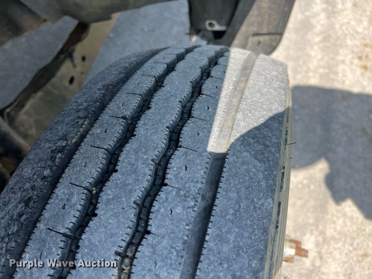 image for item LG9117 2011 Ford F550 Super Duty  flatbed truck