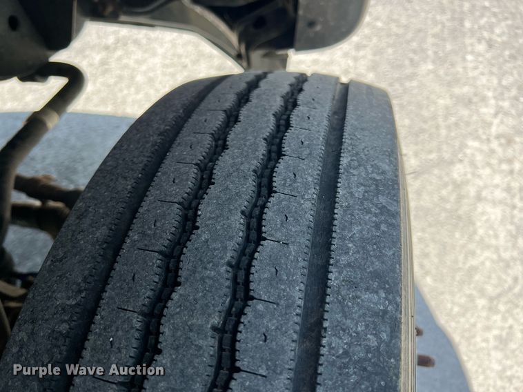 image for item LG9117 2011 Ford F550 Super Duty  flatbed truck