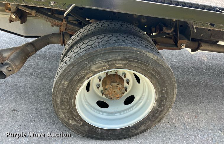 image for item LG9117 2011 Ford F550 Super Duty  flatbed truck