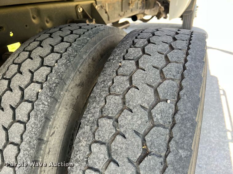 image for item LG9117 2011 Ford F550 Super Duty  flatbed truck