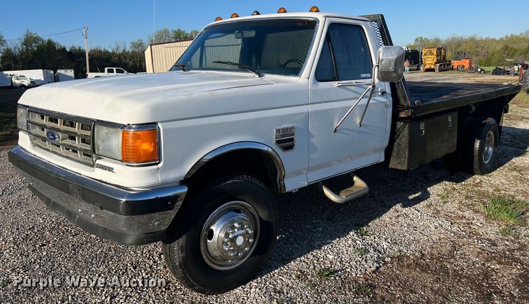 image for item LI9633 1988 Ford F450 XL  flatbed truck