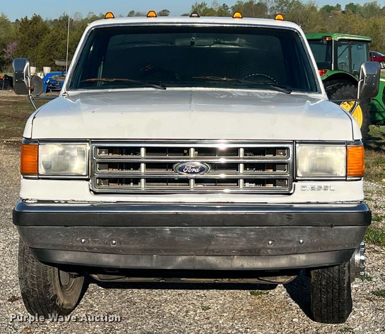 image for item LI9633 1988 Ford F450 XL  flatbed truck