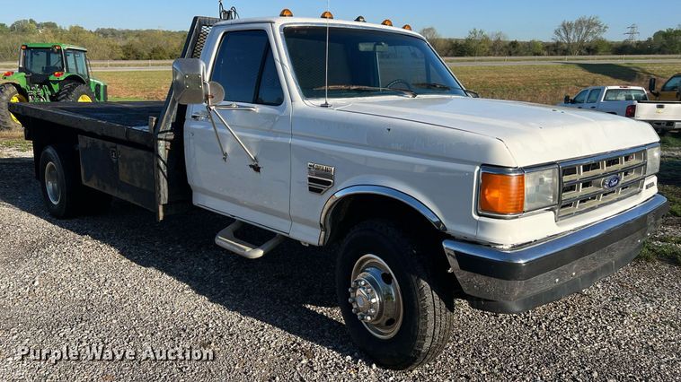 image for item LI9633 1988 Ford F450 XL  flatbed truck