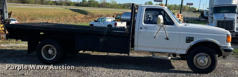 image for item LI9633 1988 Ford F450 XL  flatbed truck