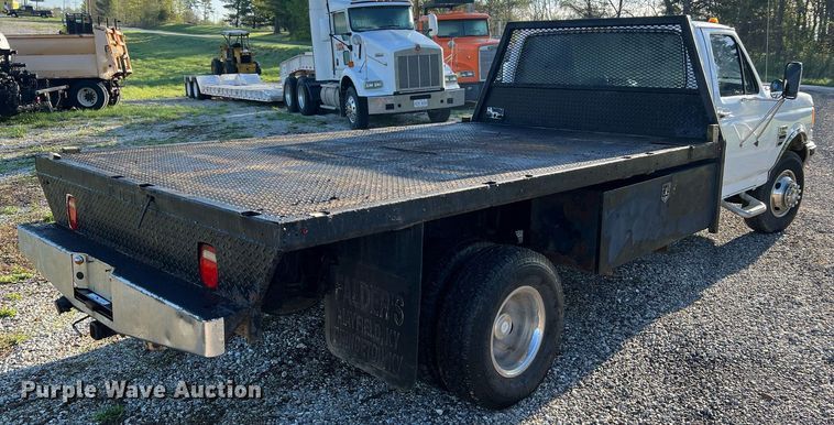 image for item LI9633 1988 Ford F450 XL  flatbed truck